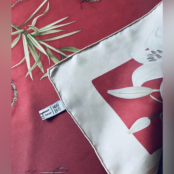 SALVATORE FERRAGAMO “Charming Lillies” 100% Silk Scarf Rose/Ivory, 33x34 Italian - Picture 7 of 13